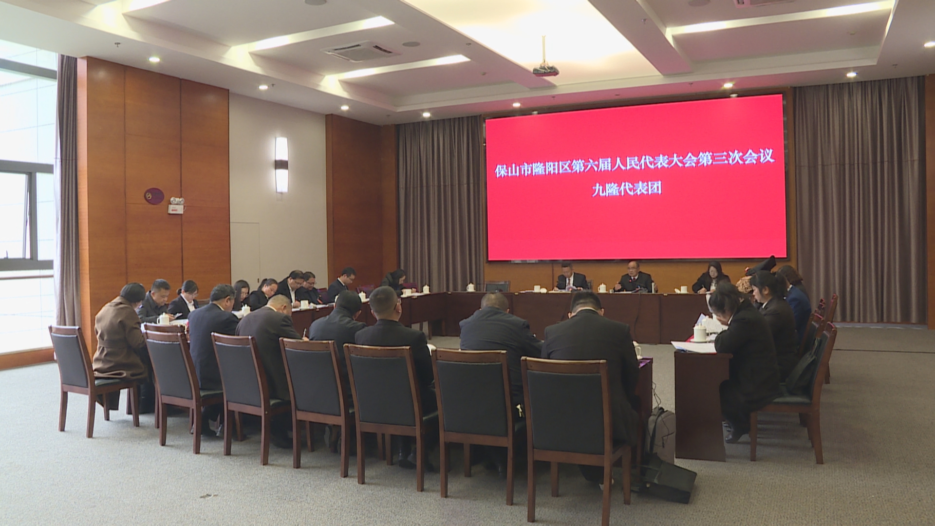 隆阳区第六届人民代表大会第三次会议举行各代表团会议.jpg