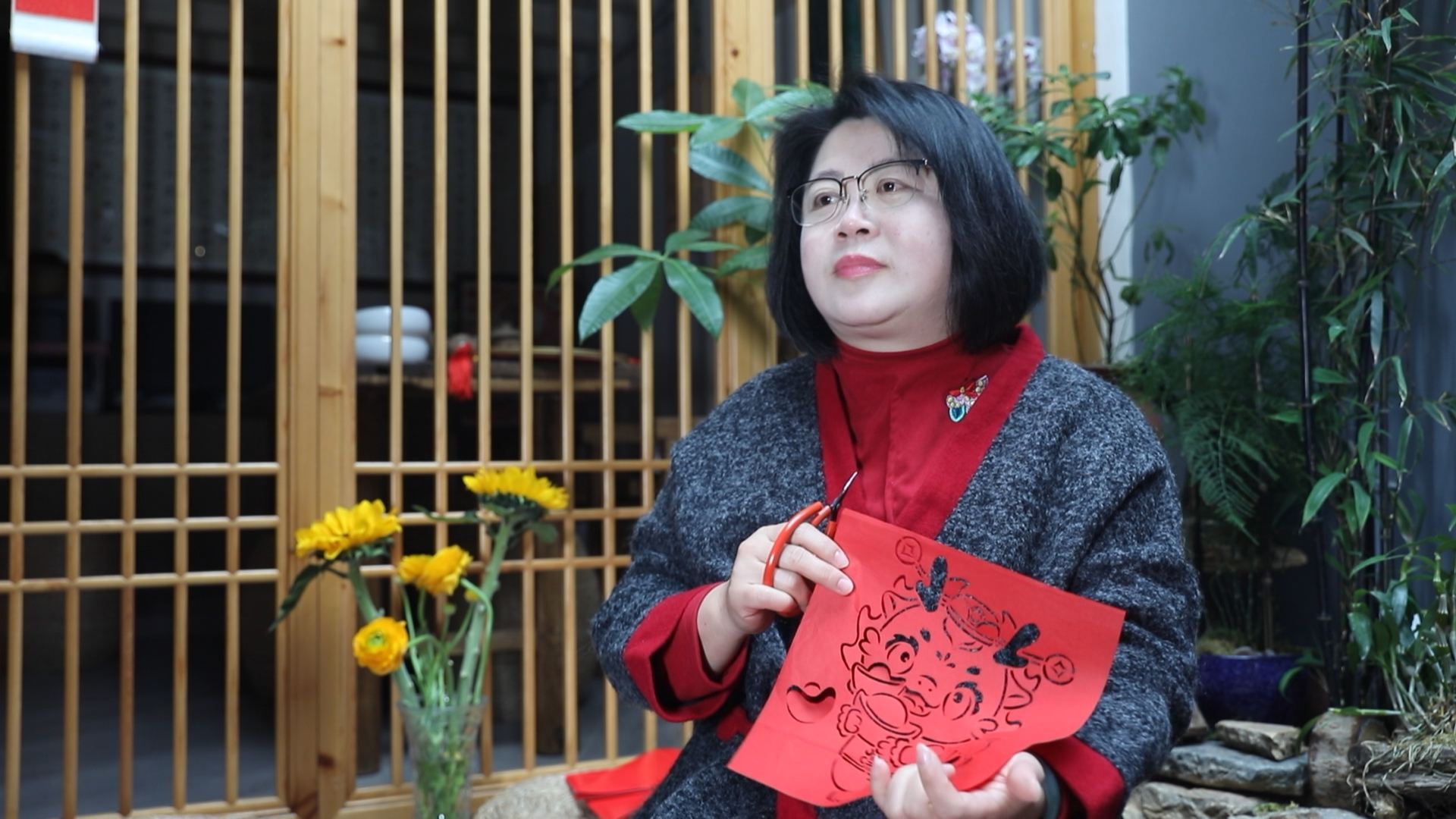 剪纸绘新春 红火映龙年.jpg