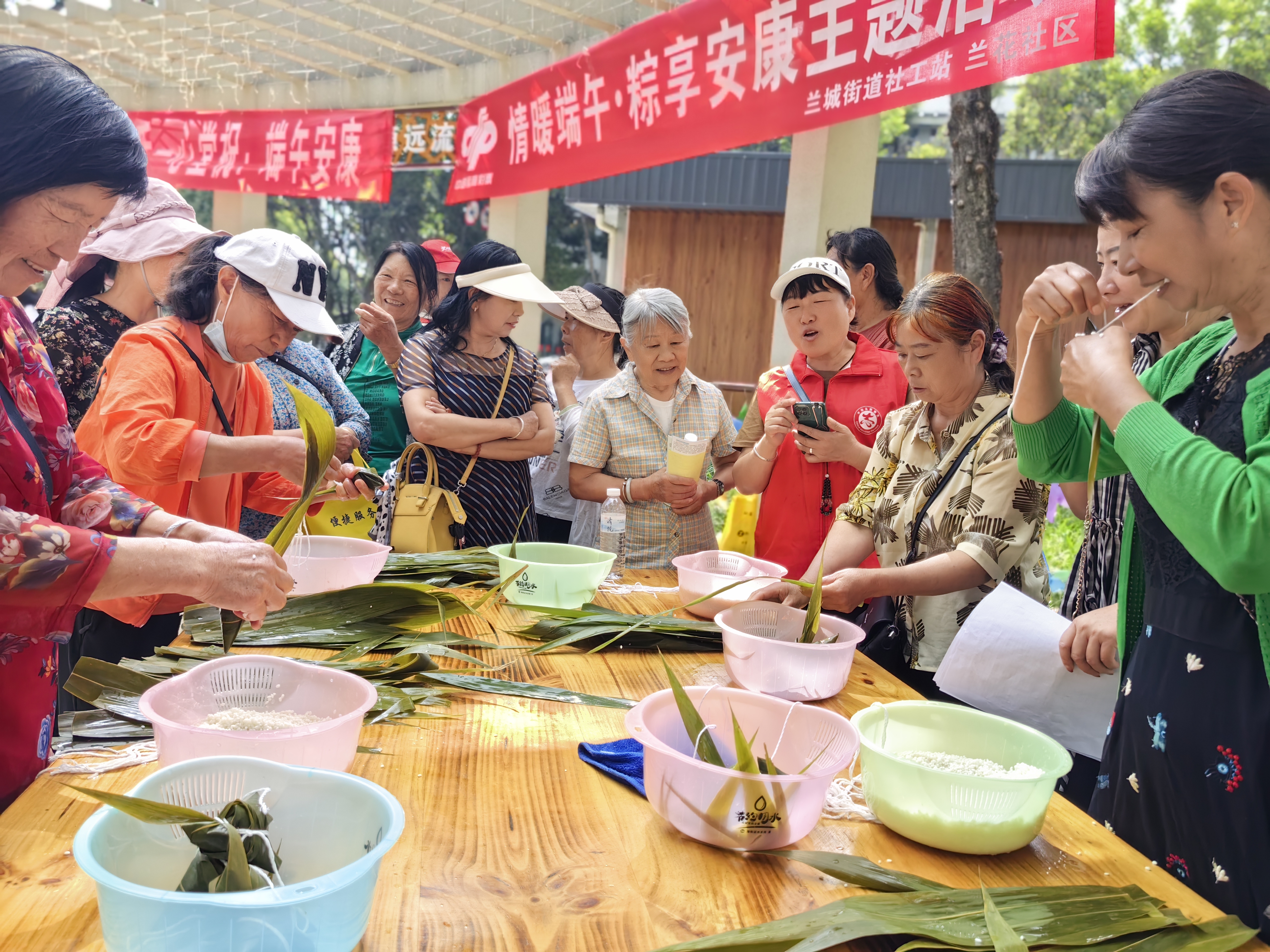 居民围坐在一起.jpg