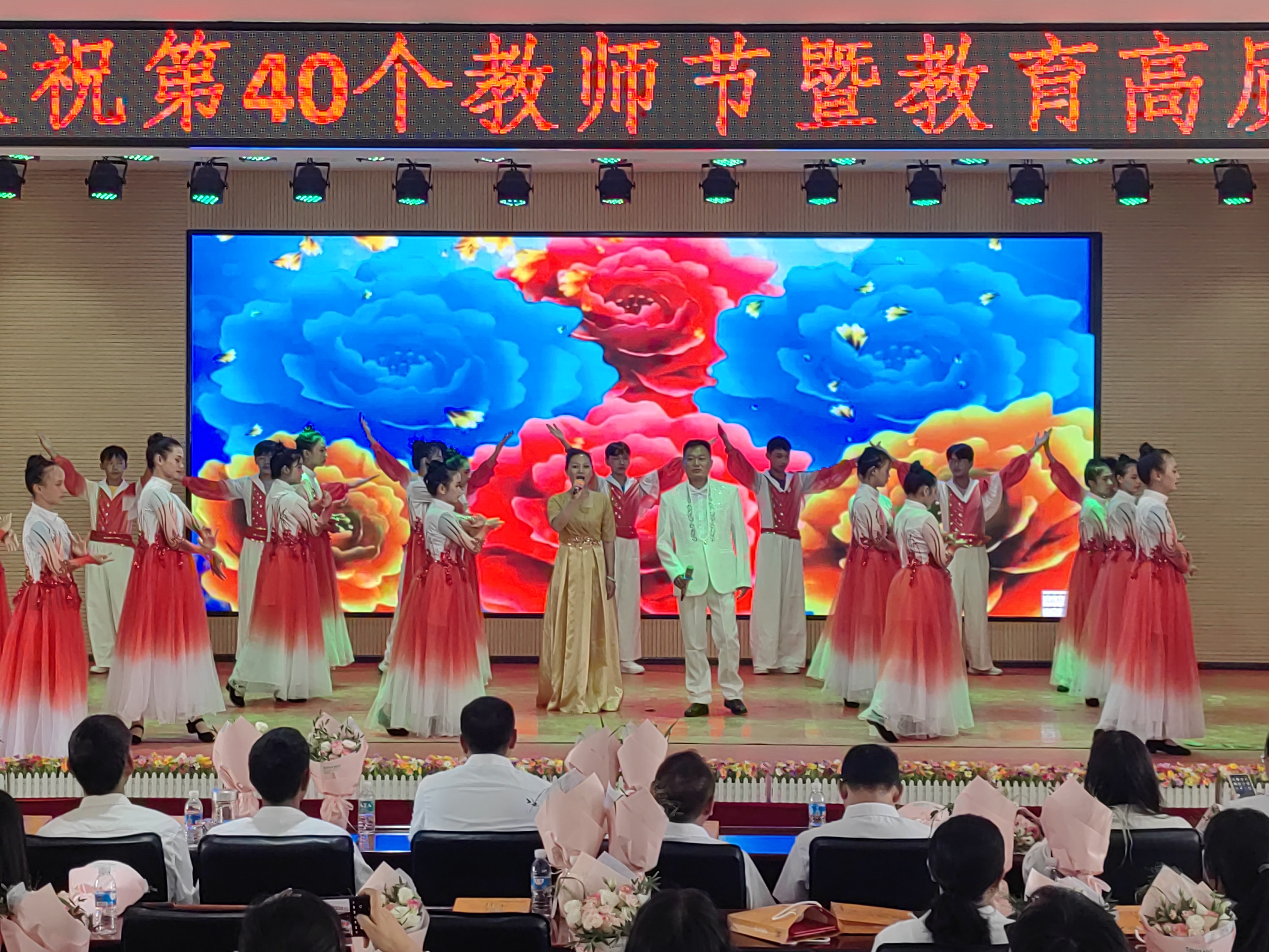 师生深情演绎.jpg