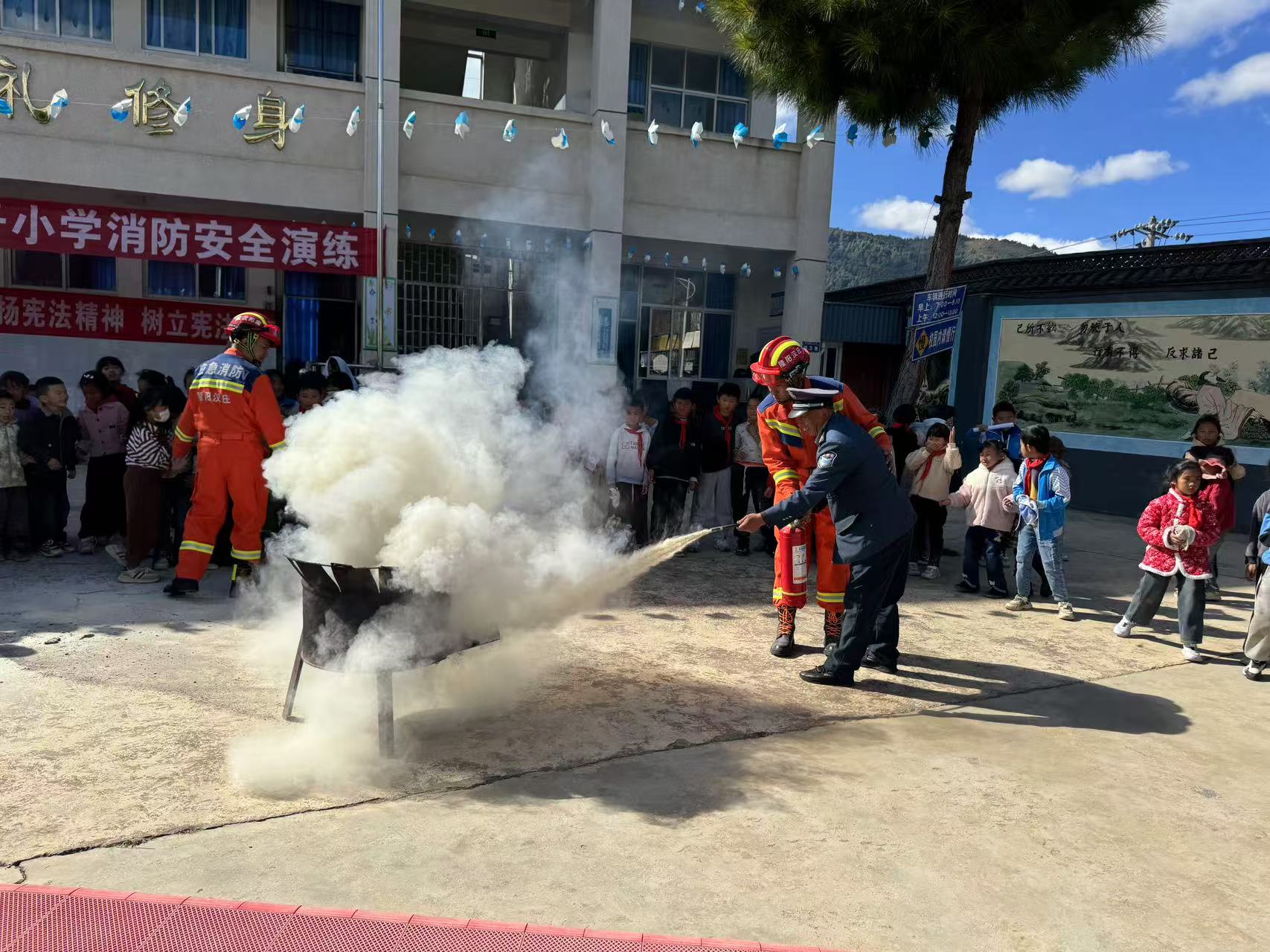 蒿子小学安保人员实操灭火器.jpg