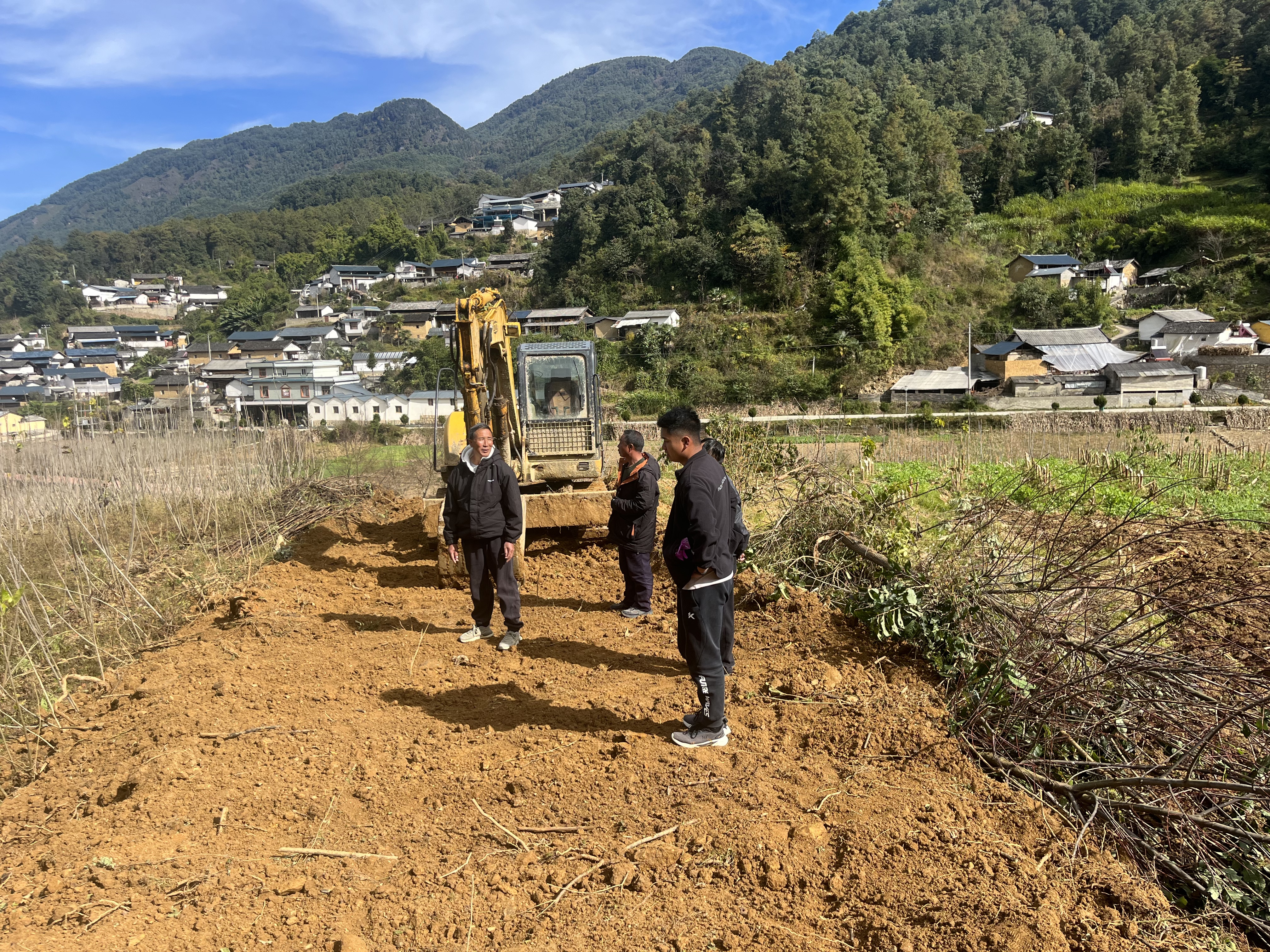 驻村工作队、村两委现场指导开挖.jpg