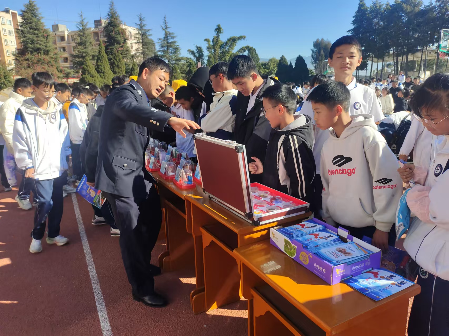 1.保山市强制隔离戒毒所工作人员在曙光中学向学生介绍仿真毒品模型.jpg