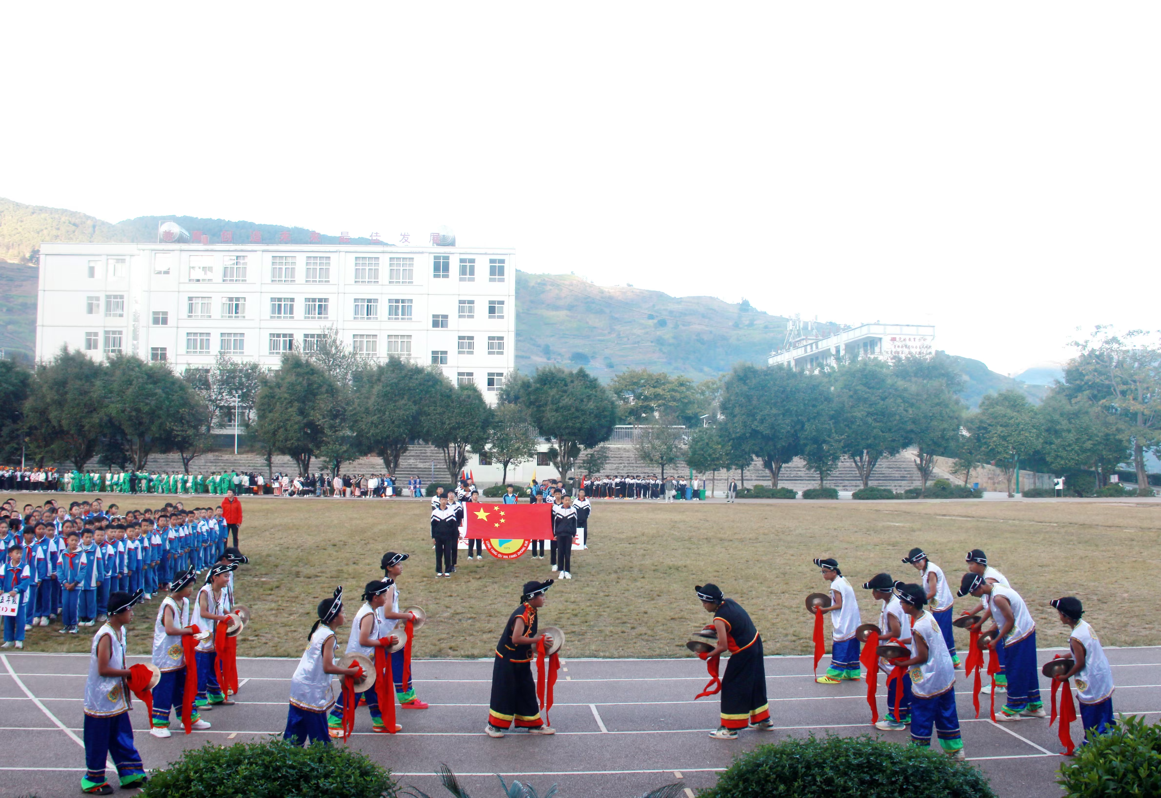 瓦房中学文体艺术节开幕式擦大钹表演（1）——拍摄者 杨金梅.jpg