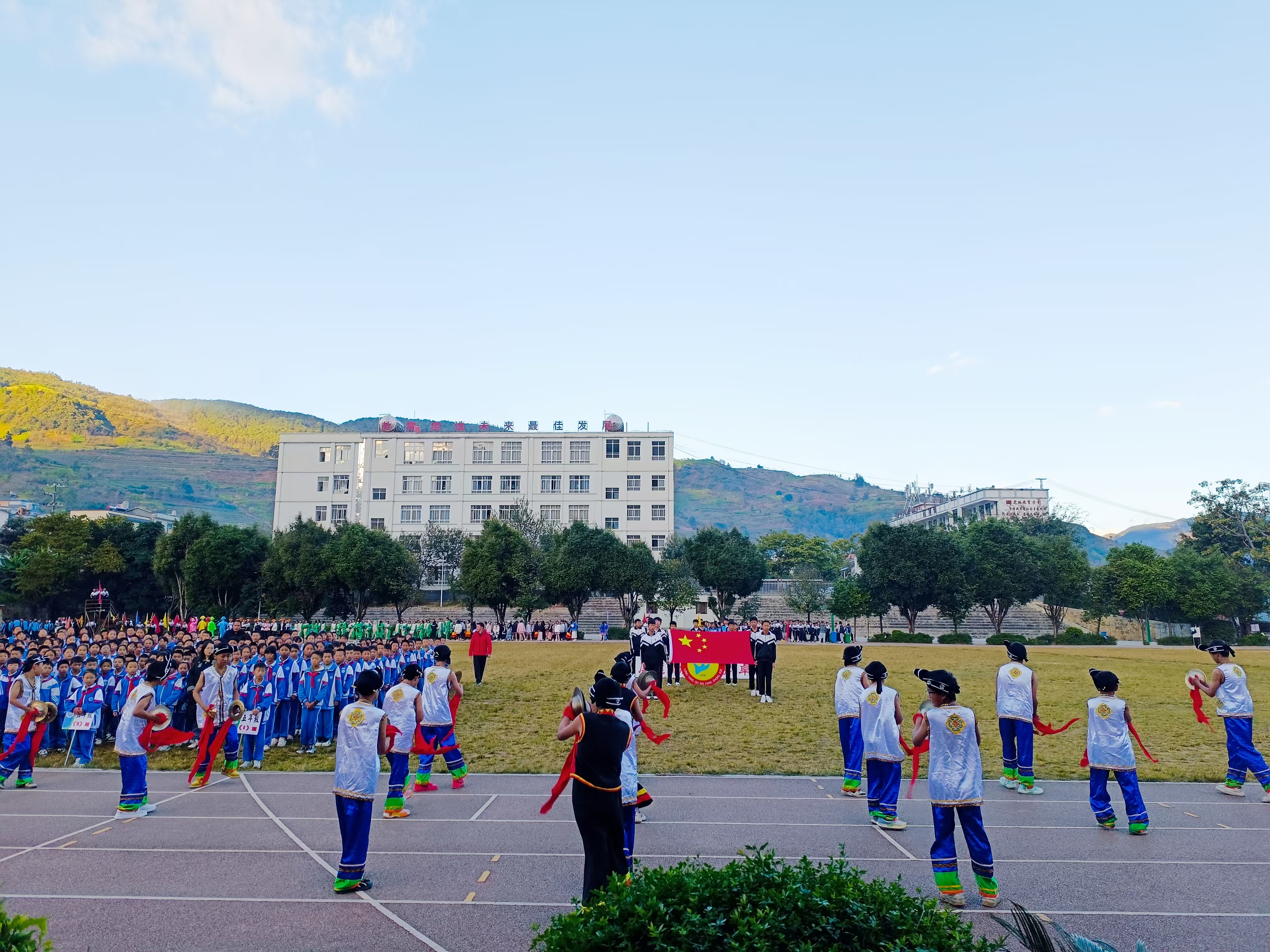 瓦房中学文体艺术节开幕式擦大钹表演（2）——拍摄者杨金梅.jpg