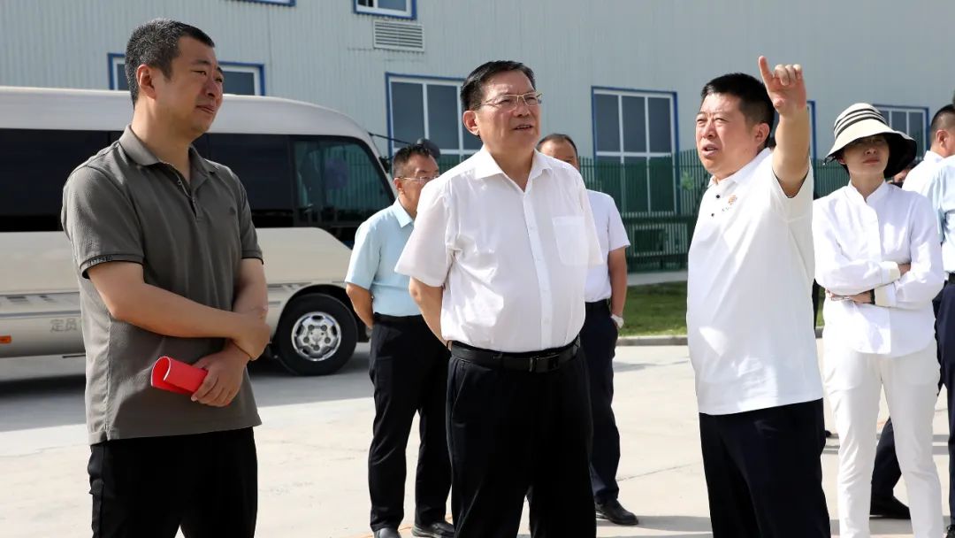 师市党委书记、政委丁翊强调研学校建设及开学准备工作