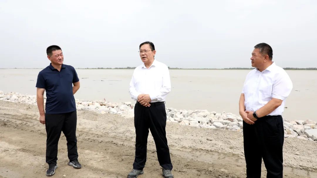 师市党委书记、政委丁翊强开展巡河并调研防汛工作