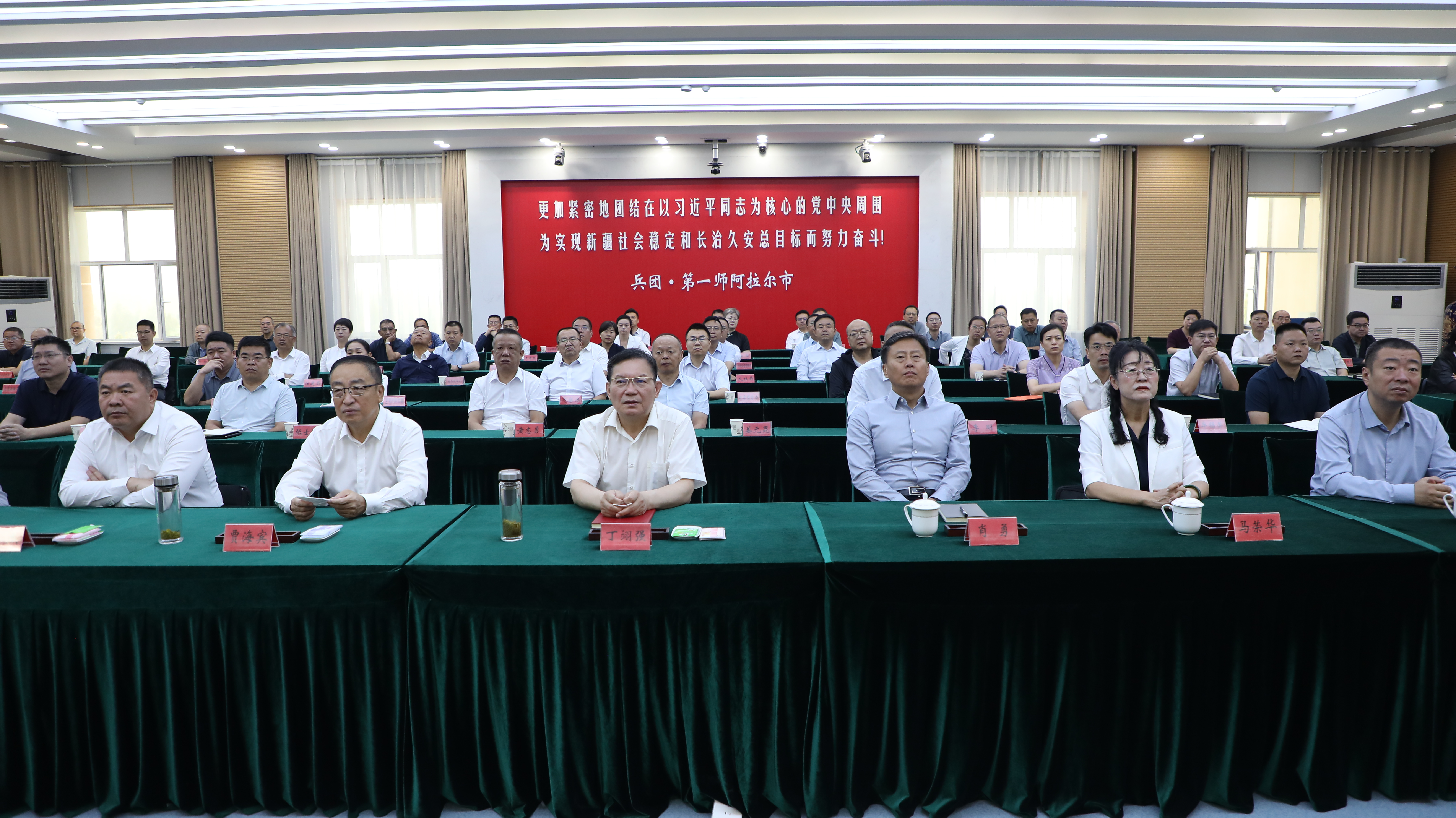 师市机关观看中景.JPG