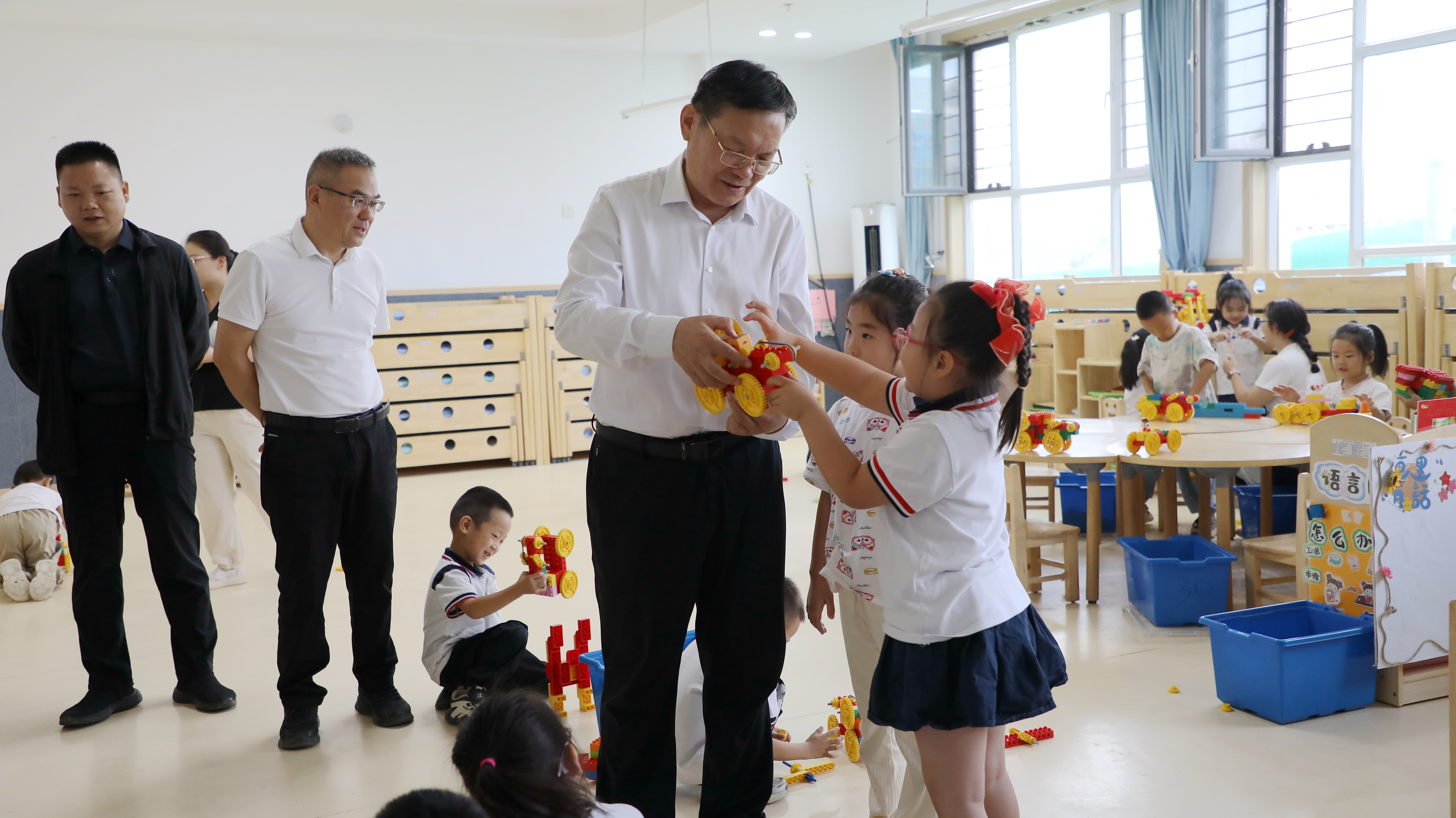 师市领导看望慰问教育工作者代表 向广大教师和教育工作者致以节日问候