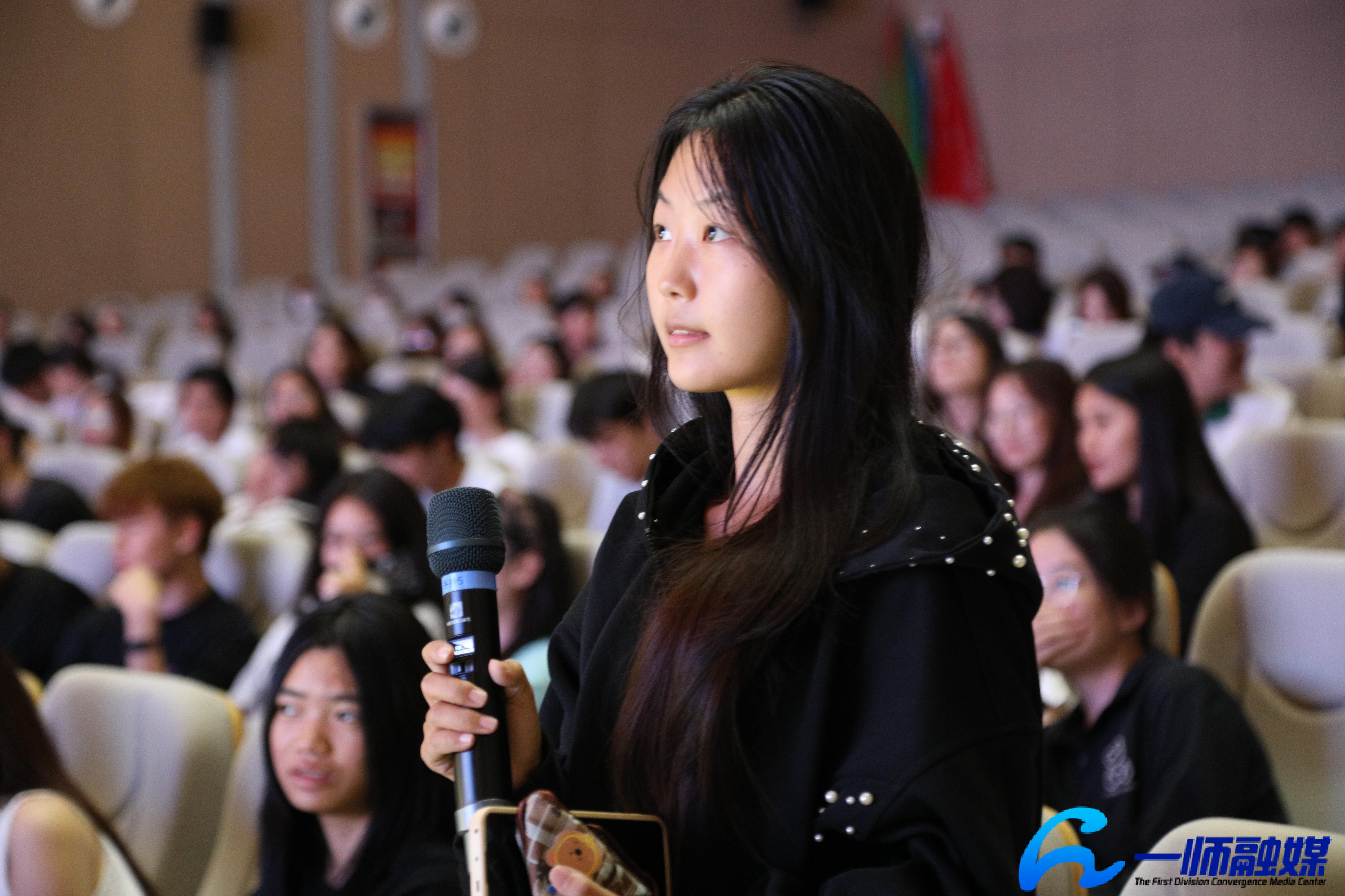 1_观众席上学生参与互动环节答题。朱志升摄.JPG