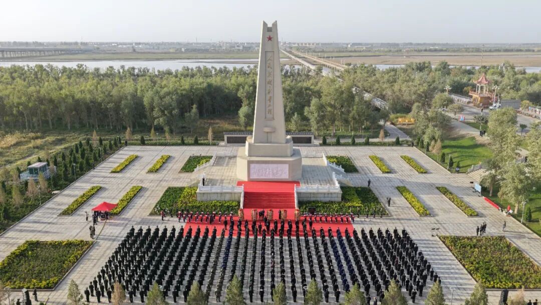 师市举行烈士纪念日向人民英雄敬献花篮仪式