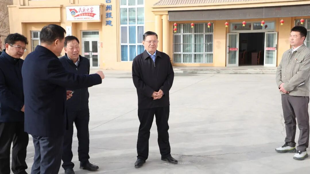 师市党委书记、政委丁翊强在十二团塔南镇和经开区企业调研