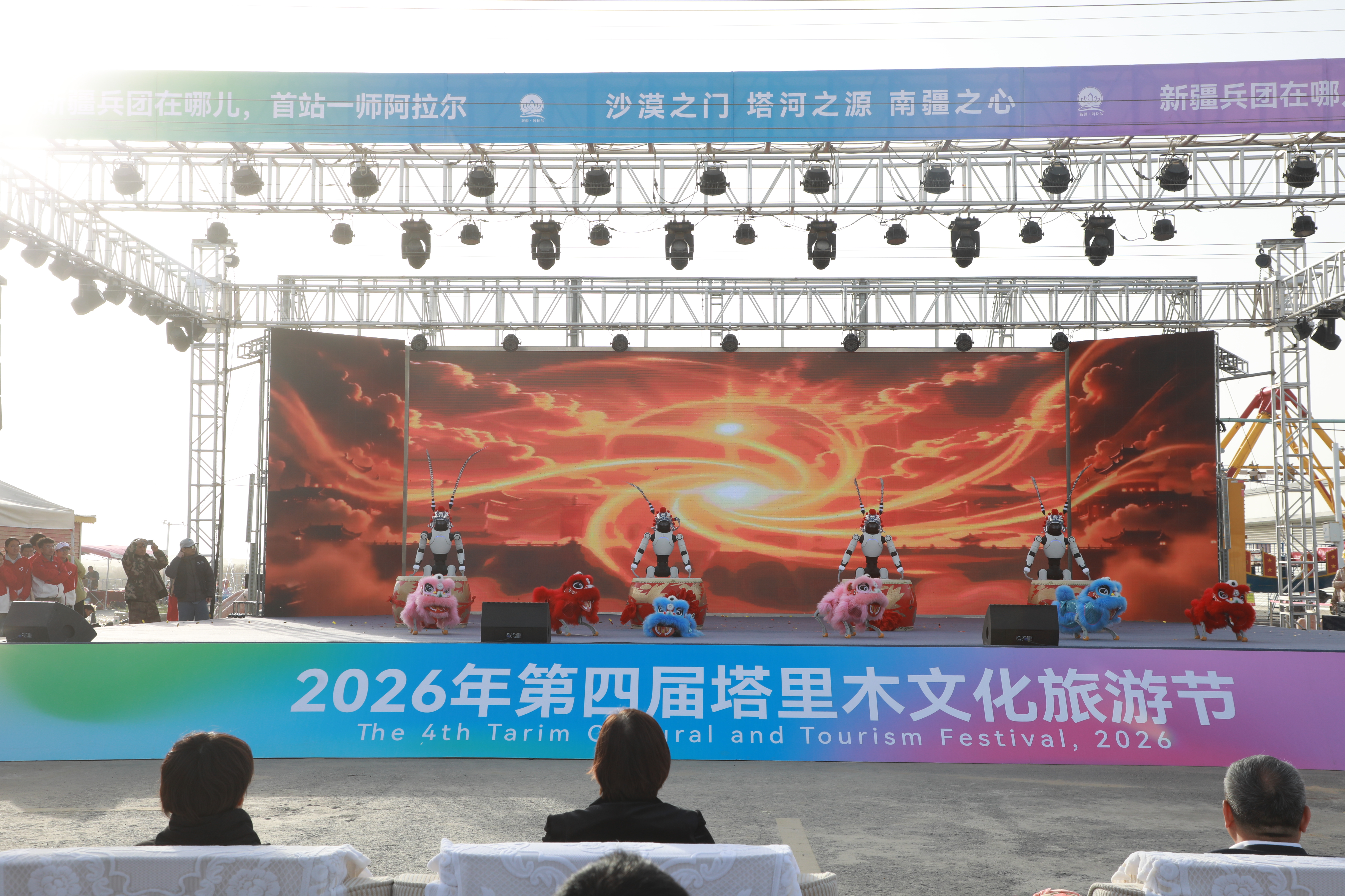 13_2机器狗融合表演《舞狮 + 鼓瑟和鸣》。曾唯摄.JPG