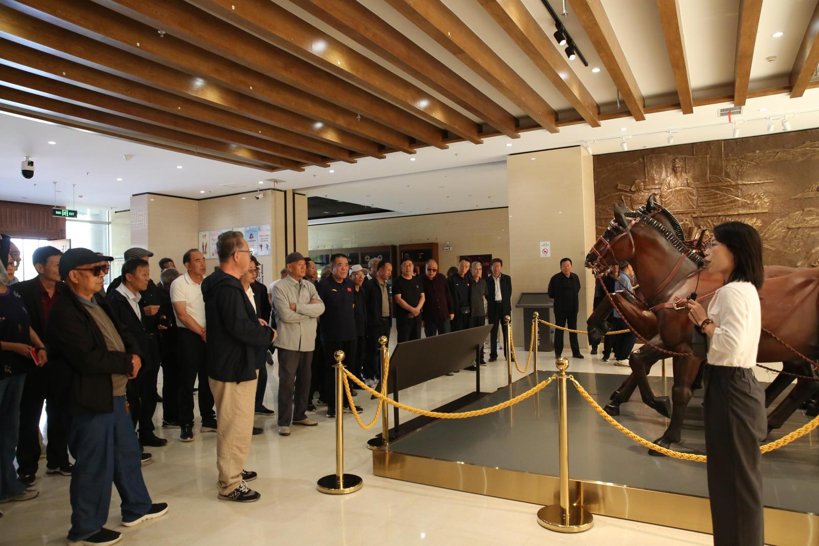我市离退休干部调研观摩全市经济社会发展重点工作