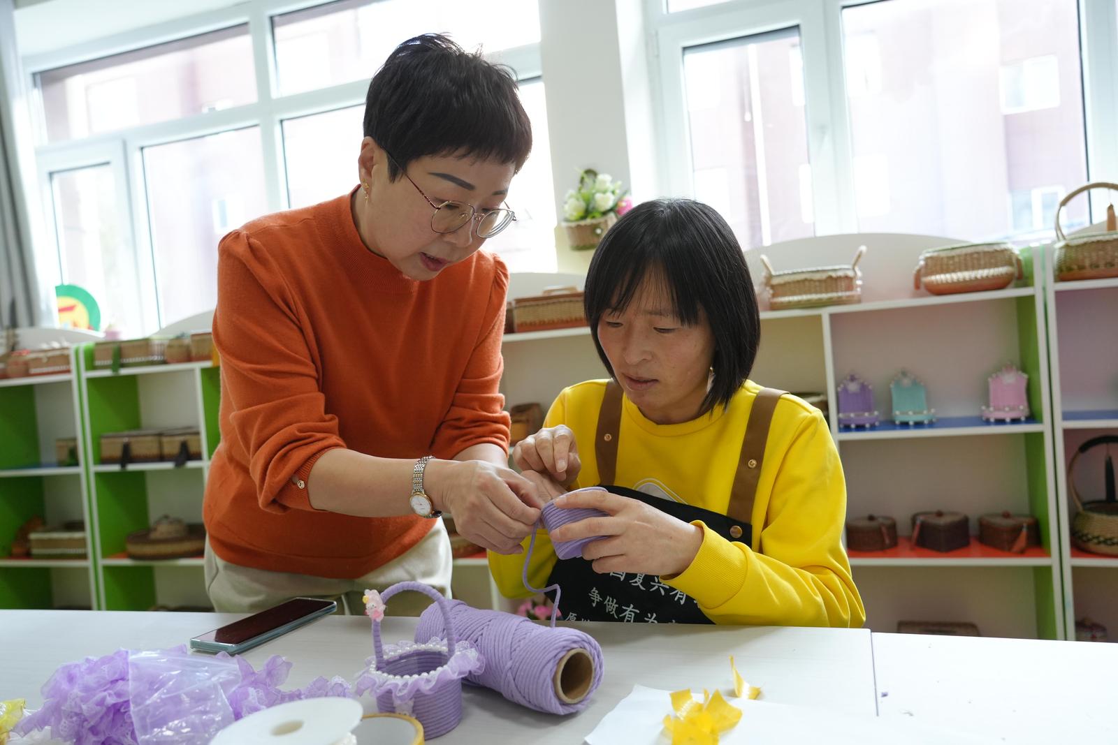 冯慧萍指导社区居民麻绳编织技艺