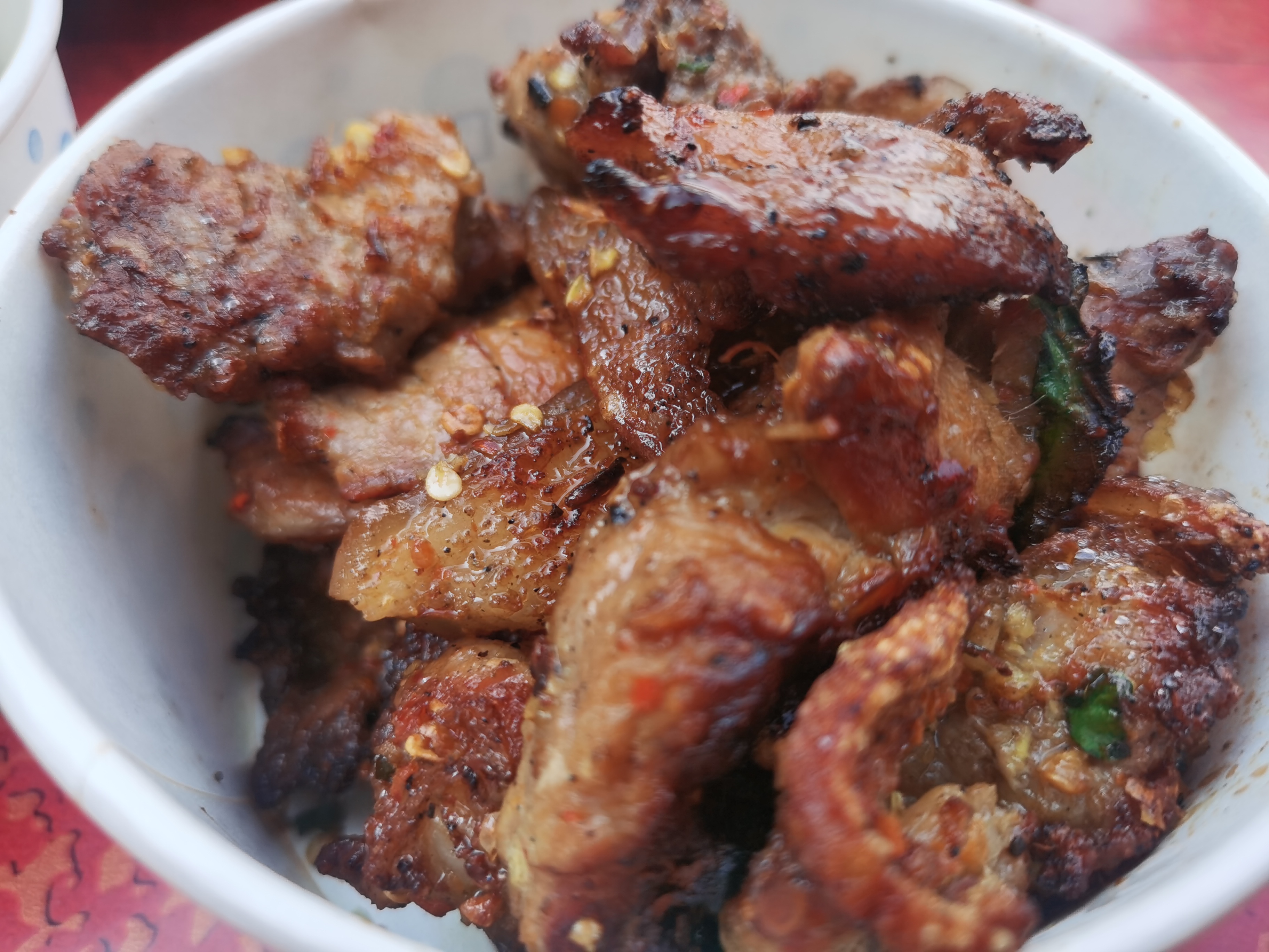花椒,盐巴等作料腌制入味新鲜生态的猪肉最最吸引人的绝对是火烧肉