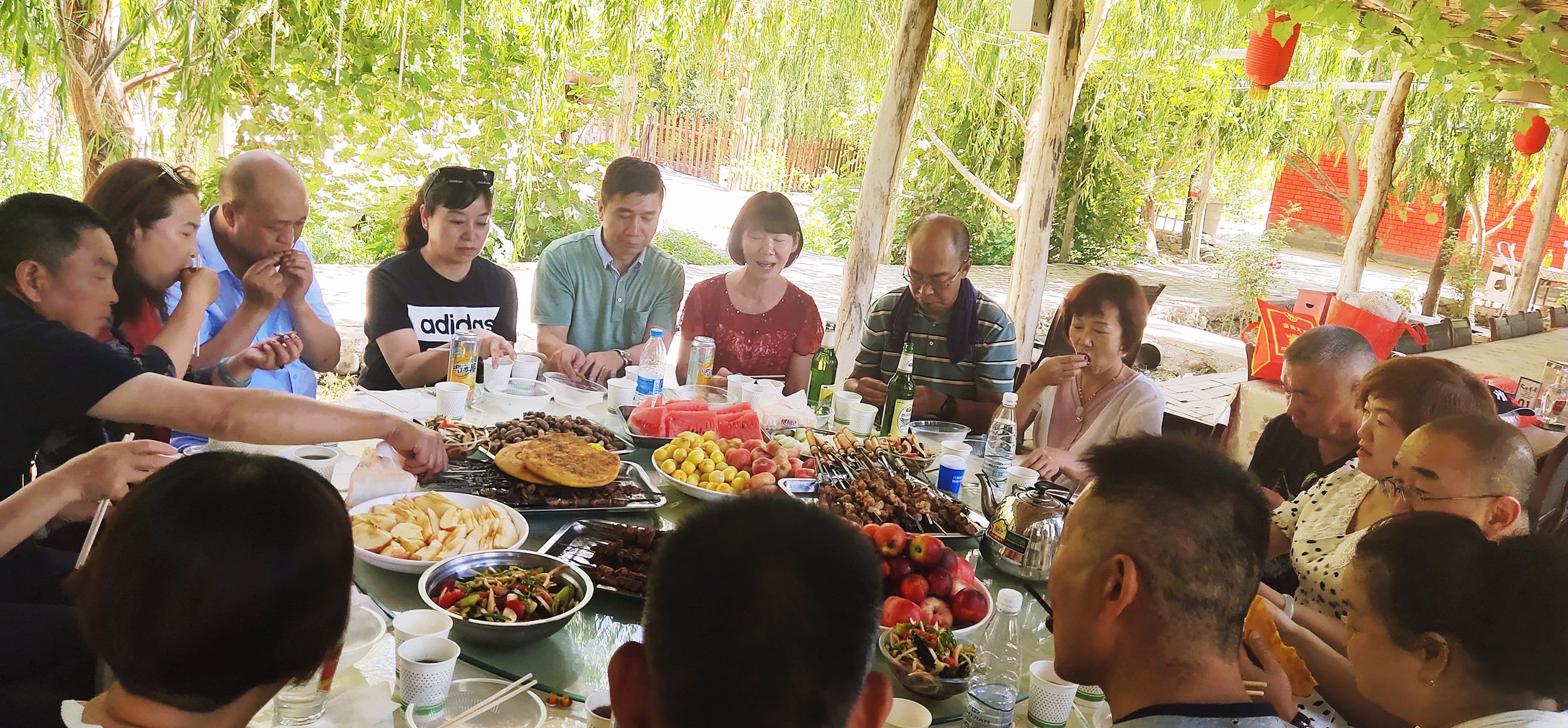 亲朋好友在梨香风情园聚会jpg