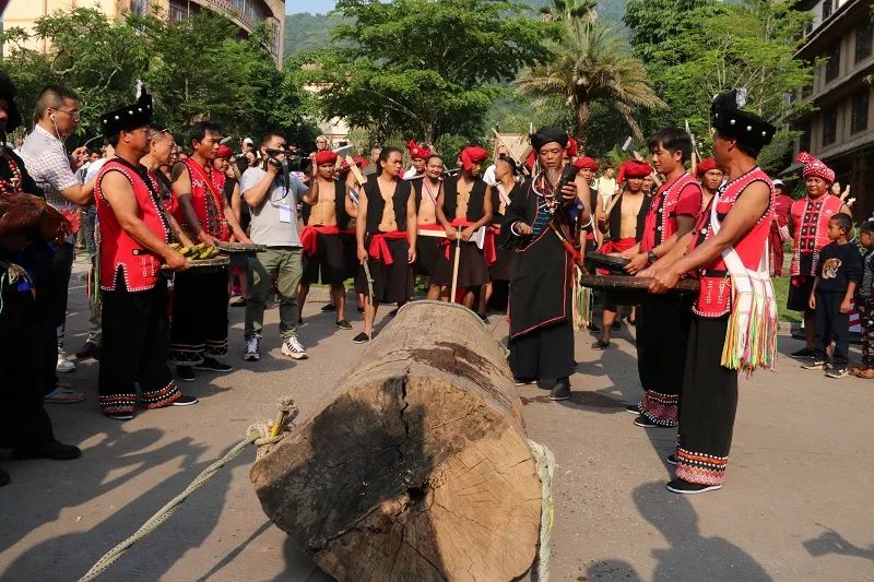 它既是祭祀工具,报警器具,又是佤族特有的一种乐器,拉木鼓彰显着佤族
