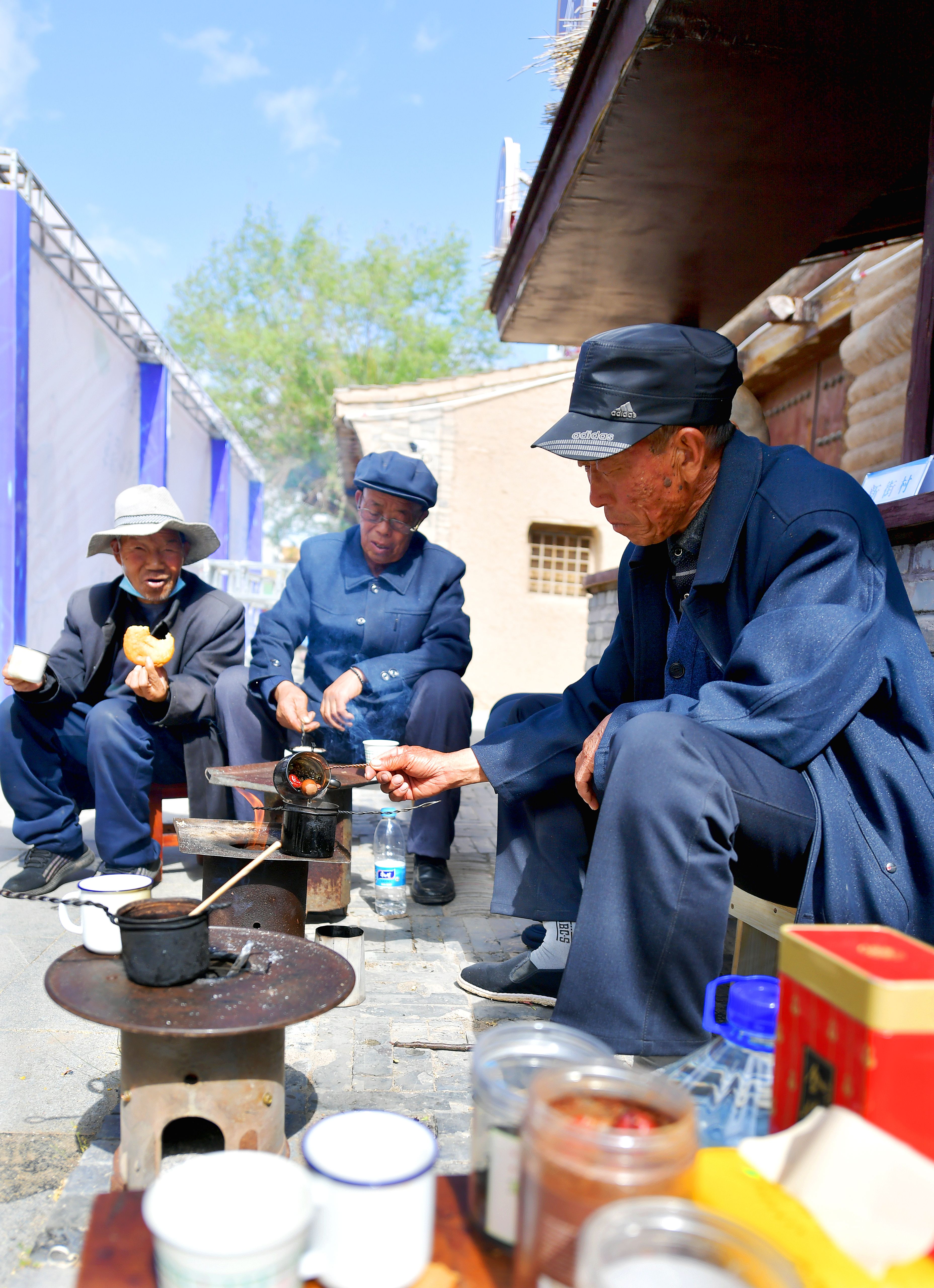 巷子里热闹非凡,以"走进文化隆德·共享端午盛宴"为主题的首届罐罐茶