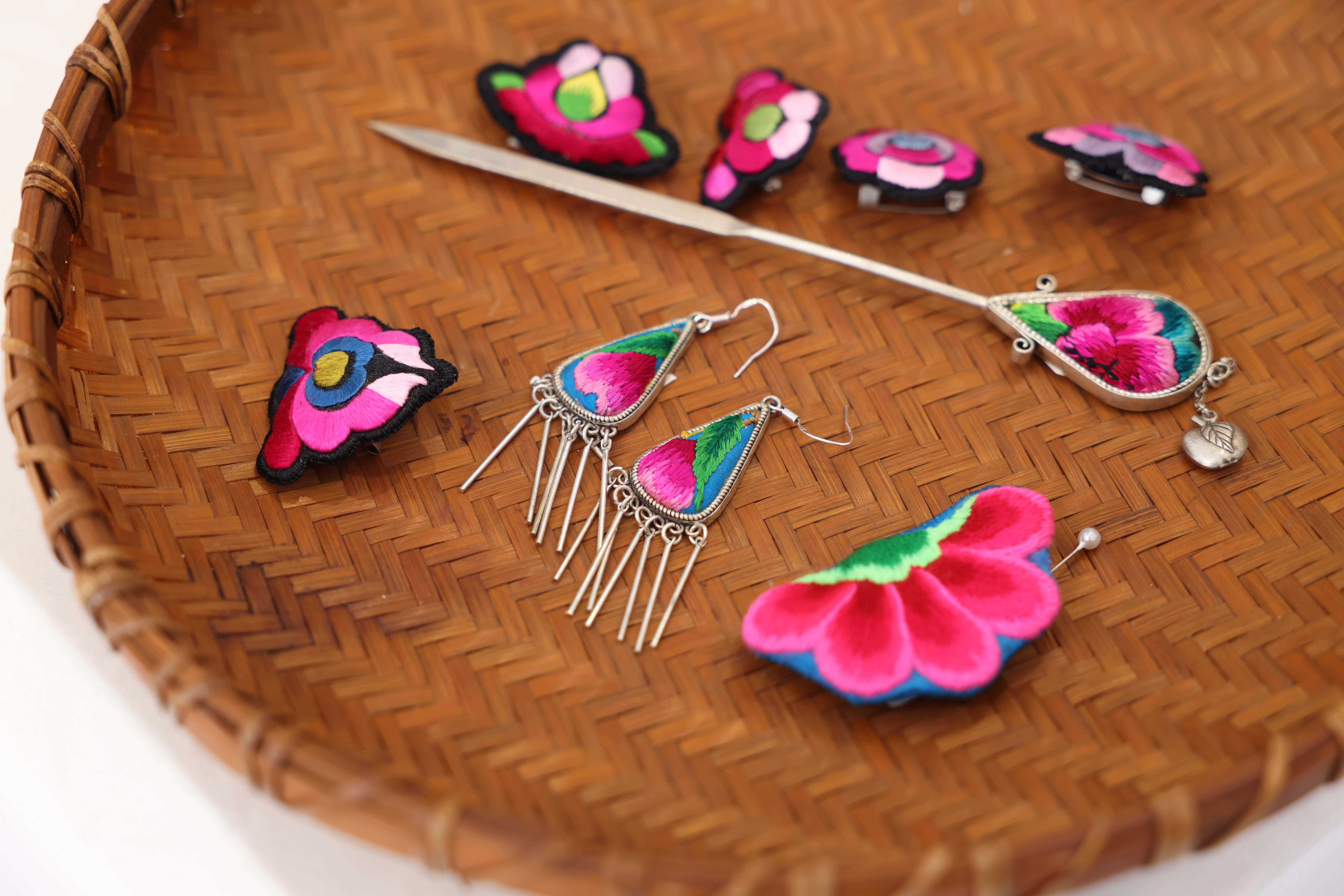 楚雄彝绣数字文化产业园彝绣产品交易中心启动运行新闻发布会举行