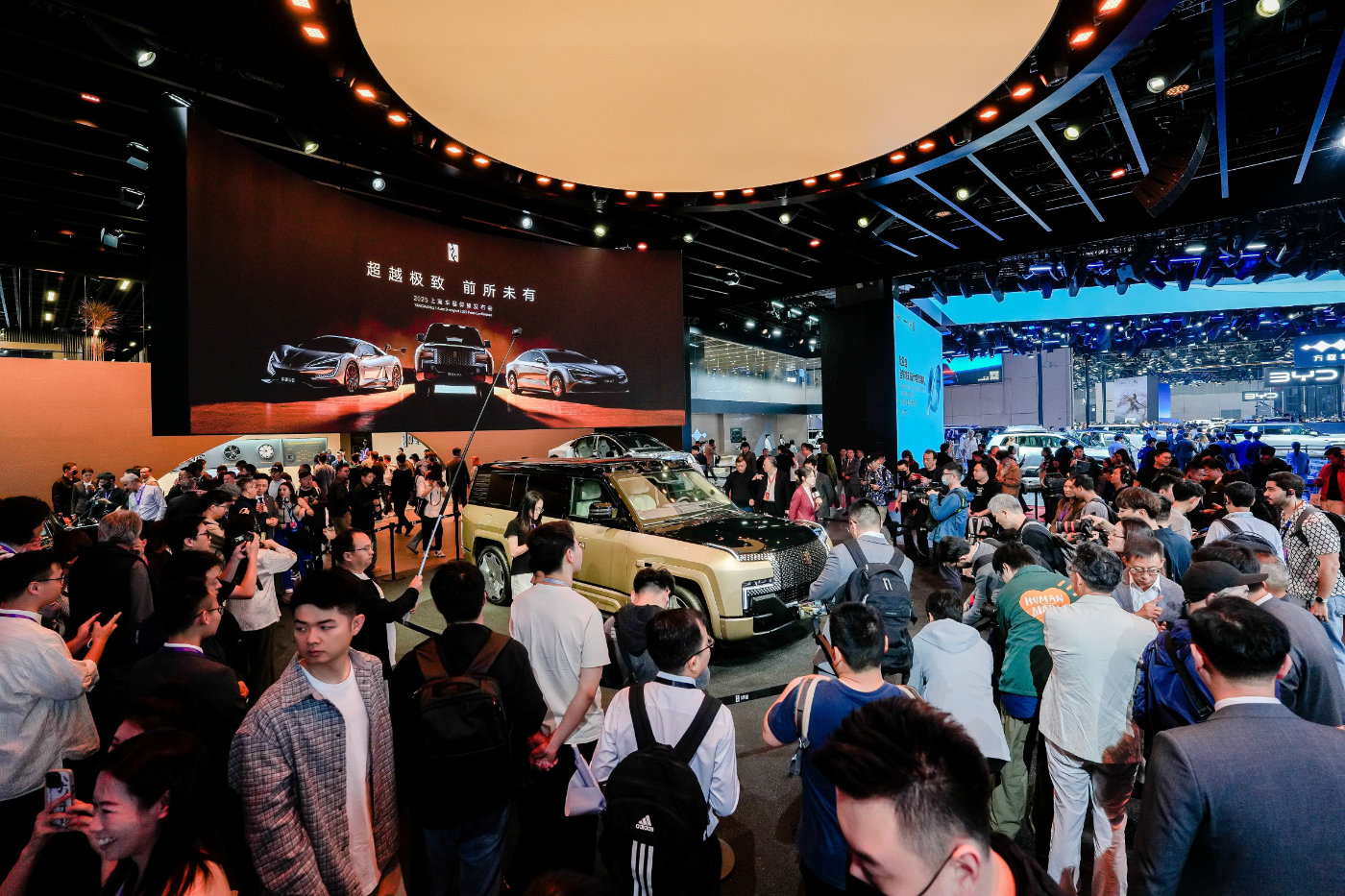 2025上海车展比亚迪展台探秘：车型与技术的双重盛宴-新浪汽车