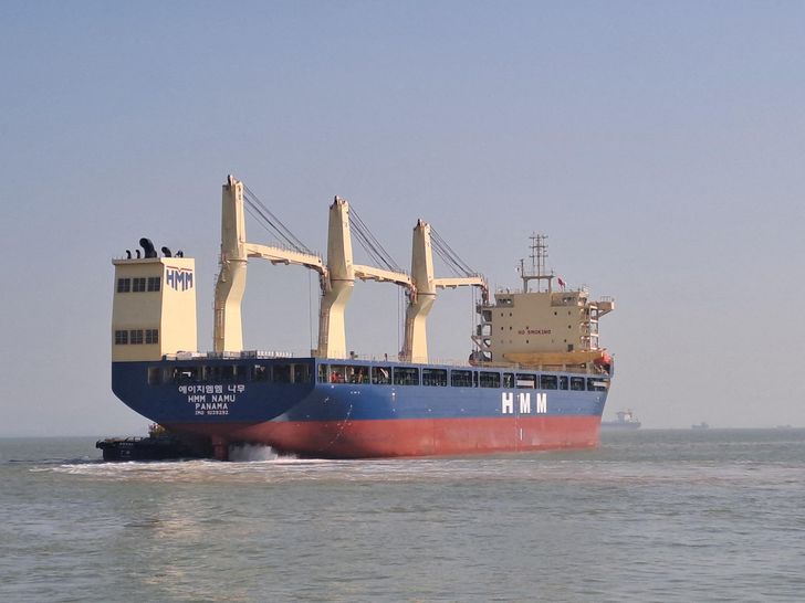  The Panama-flagged bulk carrier HMM Namu in Guangzhou, Guangdong Province, China, Jan. 5 /  Picture taken with a mobile phone. Courtesy of HMM