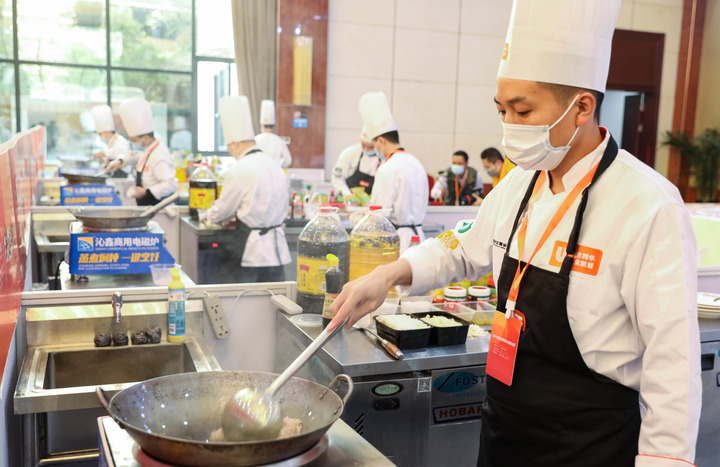 Chefs prepare dishes during a Sichuan cuisine skills competition in Chengdu, capital of southwest China's Sichuan Province, Oct. 18, 2021. (Xinhua/Jiang Hongjing)