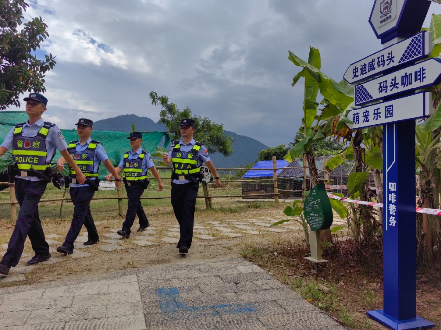 民辅警在江边执勤.jpg